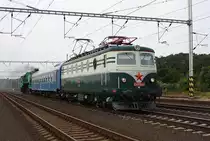 Museumslokomotiven überführen sich gerne gegenseitig. In diesem Fall war es die ZSR E 499047, die  Grüner Anton  am Haken hatte. Das Gespann begegnete mir zufällig am 13.9.2009 bei der Durchfahrt im Bahnhof Zabori nad Labem in Richtung Pardubitz und war wohl auf dem Rückweg in die Slowakei.