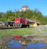 Durch nachwievor fehlende Ausrüstung mit PZB 90 aller Doppelstocksteuerwagen der GKB wird R8567 Lok Vorraus geführt. Über die Wintermonate Übernahm diese Leistung RTS 2016.906. Nun kommen wieder die eigenen Triebfahrzeuge der Reihe 1500 zum Einsatz . Hier im Bild zu sehen DH1500.6 unter der noch nicht ganz zugewachsenen Kulisse des Schlosses Burgstall zu Wies in dem sich eine Hauashaltungschule befindet. 9.April 2014