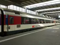 Bpm 61 85 20-90 233-8 CH-SBB is inmitten des EC von München nach Zürich eingereit.
München Hbf, 12.04.2014.