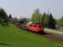 Die 151 085 mit einem Güterzug am 12.04.2014 unterwegs bei Pleinting.