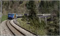 Zwischen Les Avants und Sendy-Sollard ist eine MOB Ge 4/4 III mit dem GOLDENPASS CLASSIC 2217 von Zweisimmen nach Montreux unterwegs. 
16. April 2014