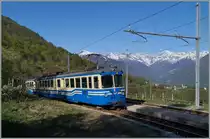 Der SSIF ABe 8/8 21  Roma  als internationaler Schnellzug D 32 Locarno - Domodossola bei der Durchfahrt in Verigo. Im rechten Bildteil, im Hintergrund ist Trontana zu erkennen.
15. April 2014 
