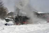 Baureihe 99 794 der Fichtelbergbahn wird Anfang M�rz 2005 nach einem n�chtlichen Schneechaos aus dem Lokschuppen gefahren und f�r den Einsatz vorbereitet. Der Schneepflug hat vorher bereits die Scheinen  freigeschoben.