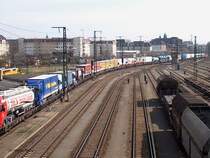 Die  Rollende Landstra�e  gezogen von einer BR 180 auf dem Weg von Dresden-Friedrichstadt nach Lovosice/Tschechien, um die B 170 �ber den Kamm des Erzgebirges zu entlasten (01.04.03) - Anmerkung: die RoLa wurde am 19.06.04 eingestellt (EU-Erweiterung)!!
