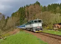 754 074 mit einem R nach Prag am 19.04.2014 bei �elezn� Ruda-Al�bět�n.