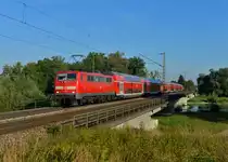 111 035 mit einem RE nach Passau am 17.08.2013 auf der Isarbrücke bei Plattling.