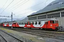 Bt 32 und der ABDe 537 509-2 stehen vor dem Depot in Orsières. Dieser Steuerwagen besitzt noch die alte Innenausstattung, 18.04.2014.