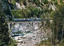 FART/SSIF: Zug nach Domodossola mit ABDe 4/4 18 (1924) auf einer der vielen Brücken im Centovalli. Diese Aufnahme stammt aus den Achtzigerjahren.
Foto: Walter Ruetsch