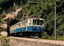 FART/SSI: ABDe 4/4 18 (1924) mit drei Personenwagen der selben Epoche zwischen Ponte Brolla und Locarno S. Antonio unterwegs im Jahre 1987.
Foto: Walter Ruetsch