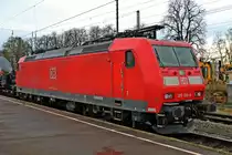 Lokportrait von der 185 129-4 vom 22.03.2014, als sie mit einem Schwertransport in Müllheim (Baden) auf Gleis 5 in nördliche Richtung abgestellt war.