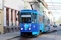 Brandenburg, Blumenstraße am 16.04.2014. TW 181 überquert im neuen Farbkleid eine Kletterweiche.