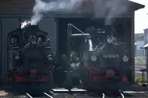 Vorbereite für die Bespannung des Osterhasenzuges in Doppeltraktion vor dem Lokschuppen in Radebeul Ost. 20.04.2014 10:15 Uhr