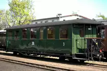 Abgestellt und nicht  in den Osterhasenzug eingestellt , bleibt dieser  Wagen in Radebeul Ost zurück. 20.04.2014 10:17  Uhr 