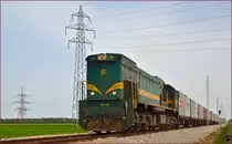 SŽ 664-108 zieht Containerzug durch Cirkovce Richtung Koper Hafen. /4.4.2014
