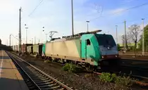186 123 von Railtraxx steht in Aachen-West mit einem langen Containerzug aus Genk-Goederen(B) nach Frankfurt-Höchstadt/ am Main und wartet auf die Abfahrt nach Köln.
Aufgenommen vom Bahnsteig in Aachen-West bei schönem Frühlingswetter am 9.4.2014.
