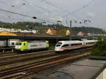 Ein ICE-T bei der Ausfahrt und die abgestellte 185 532 am 19.04.2014 im Passauer Hbf.