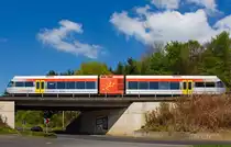 
Fast war hier meine Brennweite noch zu groß, ohne nasse Füße zu bekommen, denn ein Schritt nach hinten ich wäre in der Heller gewesen.......

Ein Stadler GTW 2/6 der Hellertalbahn fährt am 19.04.2014 von Sassenroth weiter in Richtung Herdorf, hier überquert er gerade die Straße.