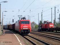 Railion 152 087 mit einem G�terzug in Coswig (Dresden), im Hintergrund 298 051 (22.04.03)
