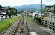 Ôfunato-Linie, Bahnhof Shishiori Karakuwa am 9.Juli 2010: Eine malerische Umgebung, im Spiegel die Triebwagen KIHA 100-42 und KIHA 100-33. 