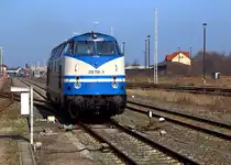 228 758 der Rennsteigbahn am Vormittag des 29.03.2014 im Bahnhof Arnstadt. Sie wird gleich an einen Zug der Sonderzugveranstaltungen Chemnitz (SVC) ankuppeln, um dessen Zuglok 18 201, heute unterwegs ins Dampflokwerk Meiningen, Schubunterstützung auf der Steigungsstrecke bis Oberhof zu leisten.