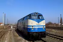 Mit dem charakteristischen Röhren der beiden Johannisthaler 12-KVD-Motoren, rollt 228 758 der Rennsteigbahn am Vormittag des 29.03.2014, auf Gleis 1 im Bahnhof Arnstadt, an einen Sonderzug der SVC heran, um dessen Zuglok 18 201, auf der Steigungsstrecke nach Oberhof, tatkräftig Schubunterstützung zu leisten. Ziel des Zuges ist an diesem Tag das Dampflokwerk in Meiningen, um Dampflok 52 8079, nach erfolgter Hauptuntersuchung, dort abzuholen.