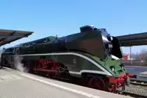 Soeben ist Dampflok 18 201, mit einem Sonderzug der SVC, am Vormittag des 29.03.2014 auf Gleis 1 im Bahnhof Arnstadt eingelaufen. Ziel des Zuges ist heute das Dampflokwerk in Meiningen, um dort Dampflok 52 8079, nach erfolgter Hauptuntersuchung, abzuholen. Zweck des Aufenthaltes in Arnstadt war das Ankuppeln von Diesellok 228 758 der Rennsteigbahn, welche der Dampflok auf der Steigungsstrecke nach Oberhof hilfreich zur Seite stehen wird.