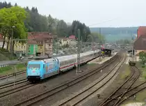 101 102-2  110 Jahre Vedes  zieht am 12. April 2014 den IC 2207 durch Kronach in Richtung Lichtenfels.