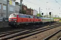 Hier 218 397-8 und 218 381-2 mit IC2193 von Westerland(Sylt) nach Göttingen, bei der Einfahrt am 16.4.2014 in Hamburg Hbf.