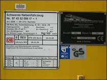 Am 08.10.2006 stand eine Stopfmaschine der DB Netz vom Typ Unimat Sprinter im D�sseldorf Hbf. Im Bild eine Detailaufnahme der angebrachten Tafeln mit Angaben zum Fahrzeug.  