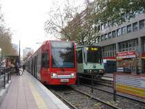 Links K�lner Wagen 4076 auf der Stra�enbahnlinie 12 Richtung Merkenich. Rechts Bonner Wagen 9376 unterwegs auf der Linie 18 Richtung Br�hl. Dieses Bild entstand am 01.12.2006 an der Haltestelle  Z�lpicher Platz . Die Z�ge der Linien 16 und 18 verkehren bis vorraussichtlich August 2007 �ber die Ringstrecke. Grund hierf�r ist die Sperrung der Haltestelle  Breslauer Platz . Auf diese �nderung wird mit einer auff�llig ge�nderten Linienwegbeschilderung aufmerksam gemacht, die in der rechten unteren Bildecke zu erkennen ist.