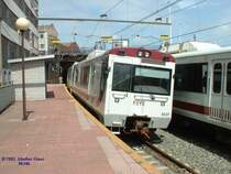 E-Triebzug 6537 verl��t am 09.05.2002 die Station Valdecilla in Richtung Santander. Der Zug rechts kommt von Santander und f�hrt in Richtung Osten nach Orejo. Santander ist ein Kopfbahnhof, etwa einem Kilometer nach dieser Station trennen sich die beiden Gleise. Streckenpl�ne und andere Informationen in Spanisch �ber diese Bahn findet man unter www.feve.de 