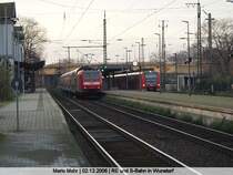 RE Richtung Bremen und S2 Richtung Hannover begegnen sich in Wunstorf, am 02.12.06. An diesem Tag fuhr die S-Bahn aufgrund von Bauarbeiten auch nur bis Wunstorf, ab dort hat der RE die Aufgabe der S-Bahn bis Nienburg (Weser) �bernommen.