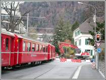 Das vorl�ufige Ende der neuen Doppelspur Richtung Arosa beim Kreisel Engadinstrasse/G�uggelistrasse. (03.12.2006)