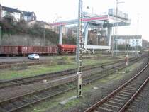 Hagen G�terbahnhof 02.12.2006

Der Ubf ist bereits l�ngere Zeit geschlossen, die Gleise unter den Verladebr�cken werden zum Abstellen defekter G�terwagen genutzt.

Bei Bedarf werden sie nach Hagen-Eckesey zur Reparatur �berf�hrt.