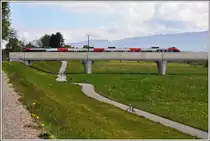 RE 5755 von Lindau Hbf nach St.Margrethen mit einem Triebzug der BR4024 auf der Vorlandbrücke über den Rhein bei Lustenau. (22.04.2014)