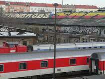 Nachtz�ge, Ruinen und Graffiti am Bahnhof Warschauer Stra�e in Berlin. 3.12.06