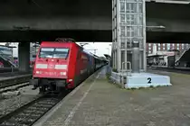 101 029-7 mit dem gut eine Stunde versp�teten EC 9 von Hamburg-Altona nach Z�rich HB/Basel SBB am Nachmittag des 22.04.14 beim Halt in Freiburg (Breisgau) Hbf.
Auf Grund einer Spargelplane, welche sich in der Oberleitung zwischen Heitersheim und M�llheim (Baden) verfangen hatte, verz�gerte sich die Abfahrt um fast 45 Minuten.