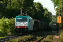 Das Auffälligste an der 2801 ist, dass die Loknummer nicht mittig, sondern an der linken Frontseite (auch so bei 2802 und 2803) angebracht ist. Hier zieht sie einen Güterzug die Rampe am Gemmenicher Weg in Aachen hoch in Richtung Montzen. Die Aufnahme entstand am 19/06/2009.