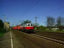 Am 16.04.2014 begnetet mir 232 484 mit einem Kistenzug gen Osten im Bahnhof Saarmund am BAR.