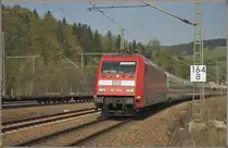 101 131-1 mit einen IC am Haken Richtung Nürnberg am 24.04.14 in Probstzelle.