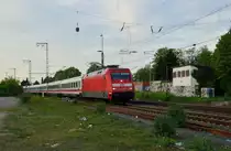 Aus Gleis 4 verlässt gerade der IC 2223 von der 101 003-2 gezogen Rheydt Hbf nach Aachen. 22.4.2014