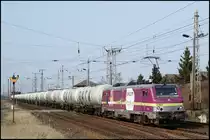 Die für HSL fahrende Akiem 37027 passiert mit einem aus neuen GATX-Kesselwagen bestehenden Zug am 28.03.2014 den Abzweig Srg in Richtung Stendell.