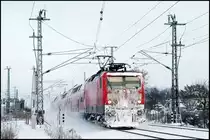 Knackig kalt war es Ende Dezember 2010 an der Küste und dazu lag auch noch ordentlich Schnee, wovon wir in diesem Jahr nur träumen können. Nach den Feiertagen wurde erst mal am Abzweig Srg die Lage inspiziert. Dabei konnte diese perfekt getarnte 114er, die mit dem RE 3 in Richtung Süden stürmt, am 27.12.2010 im Bild festgehalten werden. Auslösen, ducken, abputzen ... weitermachen!