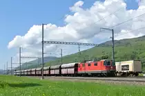 Re 4/4 II 11274 mit G�terzug in Oberbuchsiten, 23.04.2014.