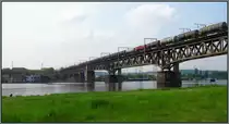 Ein langer Kesselwagenzug überquert die Maas bei Vise auf der Montzenroute in Belgien am 24.04.14.
