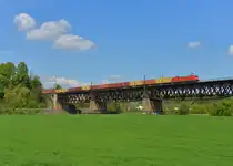 152 077 mit einem Containerzug am 23.04.2014 auf der Mariaorter Brücke bei Regensburg-Prüfening.