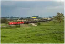 2016.069 & 2016.071 ziehen am 24.4.2014 den mit 1600t Schweröl beladenen RID48882 von Großschwechat nach Burghausen am Abend durch das Innviertel.Hier kurz vor der Hast. Neuratting.