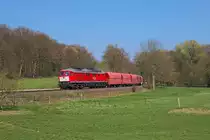 232 909 holte am Mittag des 27.3.2014 einen recht langen Wagenpark aus Flandersbach ab und befindet sich kurz vor dem Abzweig Tiefenbroich
