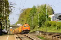 Ein Nachschuss von zwei BBL Dieseloks, die einen Schotterzug in Richtung Herzogenrath schieben.
Vor dem eine V300.18 von SGL.
Aufegenommen bei der Durchfahrt in Kohlscheid bei schönem Frühlingswetter am 19.4.2014.
