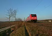 146 231-6 mit einem frühabendlichen RE von Offenburg nach Basel Bad. Bf am 08.03.14 bei Hügelheim.